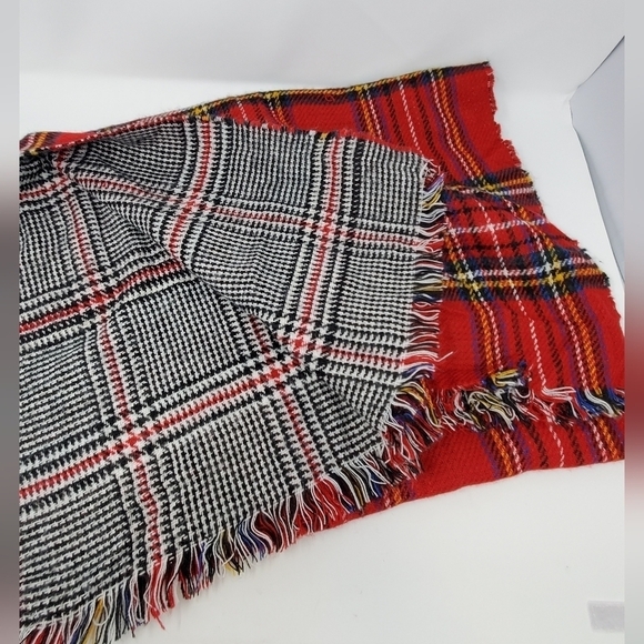 STEVE MADDEN BLANKET SCARF OVERSIZE WRAP REVERSIBLE RED PLAID BLACK PLAID WOMEN - Picture 9 of 12